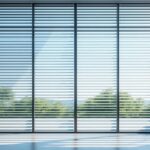 découvrez comment les stores extérieurs permettent de réguler efficacement la luminosité des baies vitrées pour un confort optimal dans votre intérieur.