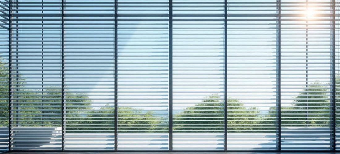 découvrez comment les stores extérieurs permettent de réguler efficacement la luminosité des baies vitrées pour un confort optimal dans votre intérieur.